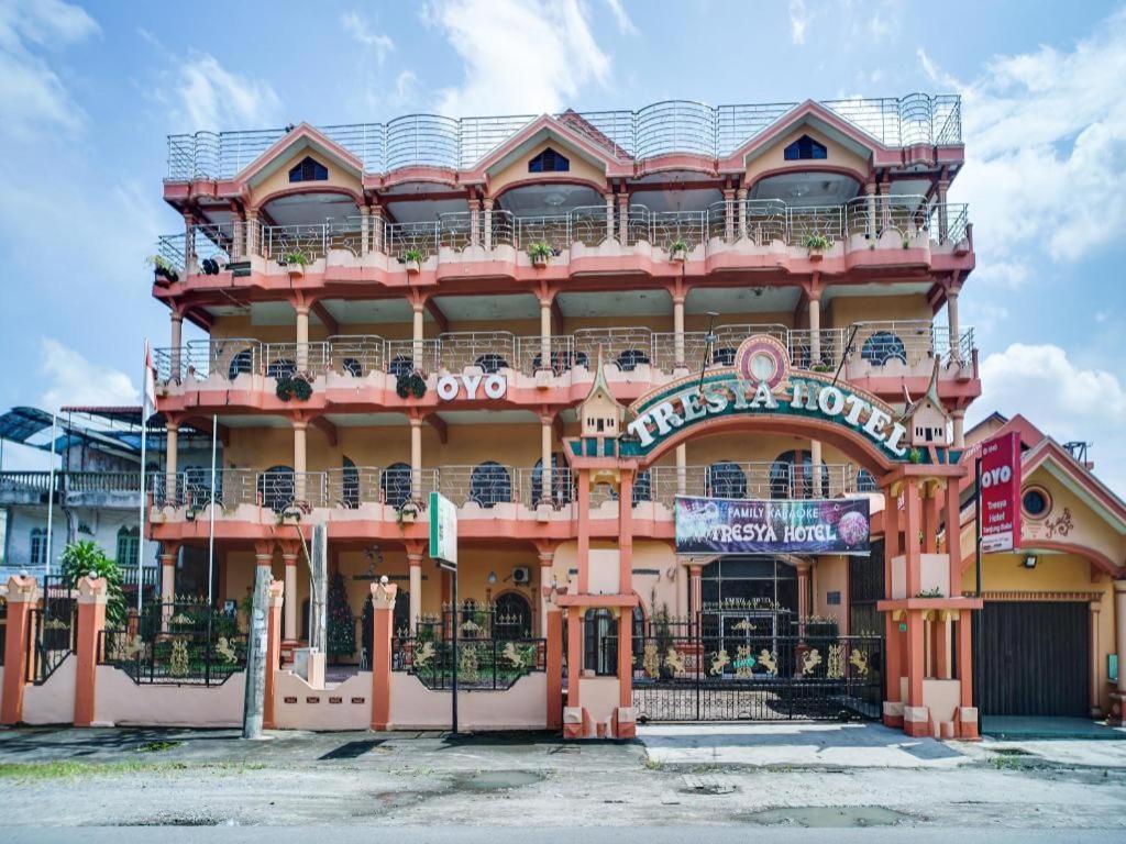 Oyo 1140 Hotel Tresya Tanjung Balai Tanjungbalai Exterior photo